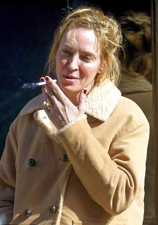 Uma Thurman Smoking without Makeup