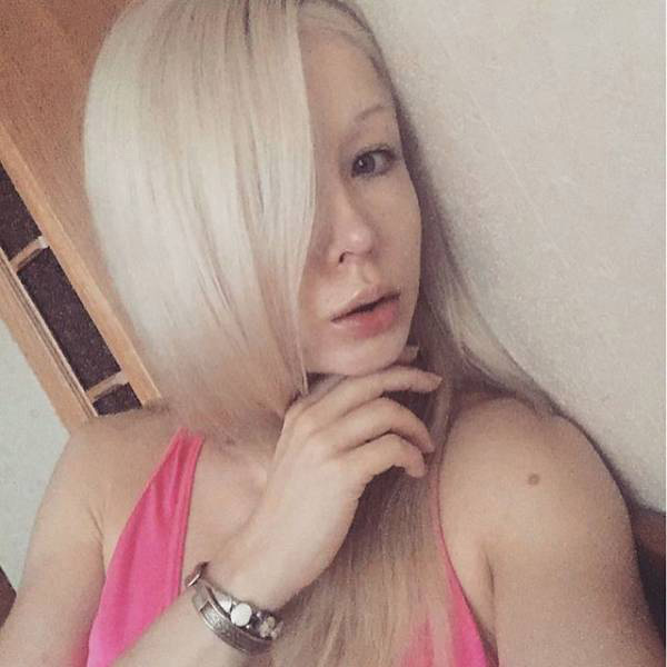 Human Barbie without makeup (Valeria-Lukyanova)