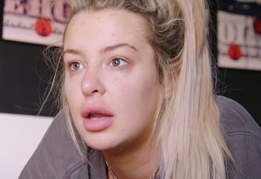 Tana Mongeau no makeup